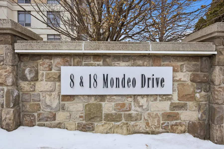 18 Mondeo DR #332, Toronto E04, ON M1P 5C8
