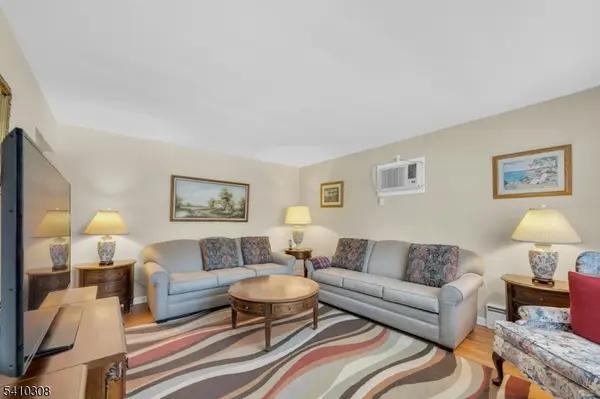 648 Milton Ave, Lyndhurst Twp., NJ 07071