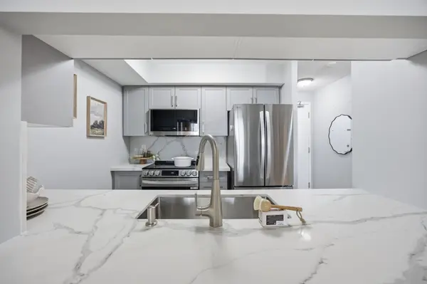 18 Mondeo DR #332, Toronto E04, ON M1P 5C8