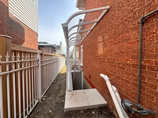 825 Corbetts RD #Basement, Oshawa, ON L1K 1Z1