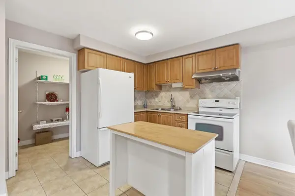 2 Sir Jacobs CRES #MAIN, Brampton, ON L7A 3T4