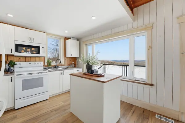 824 East Road LOOP, Hastings Highlands, ON K0L 1C0