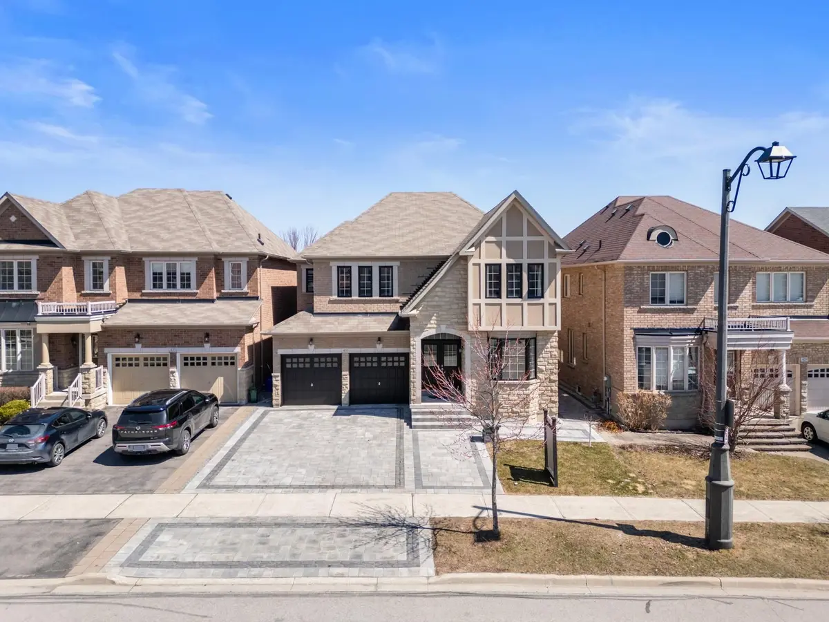 433 Mavrinac BLVD, Aurora, ON L4G 0J8