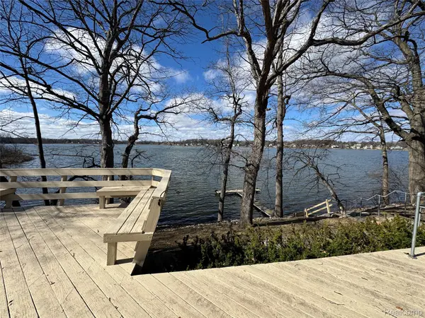 4028 Loon Lake CT, Fenton Charter Township, MI 48451