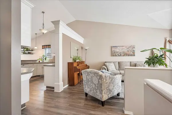 41 Heritage CIR W, Lethbridge, AB T1K 7M8