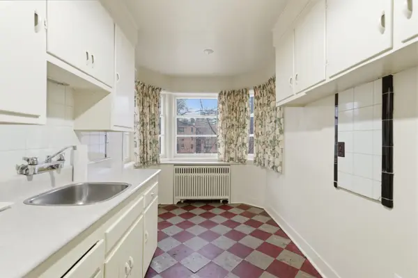 18 King Georges DR, Toronto W04, ON M6M 2G9