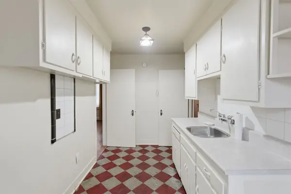 18 King Georges DR, Toronto W04, ON M6M 2G9