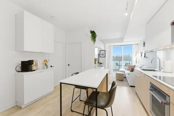 215 Lakeshore RD W #434, Mississauga, ON L5H 0A7