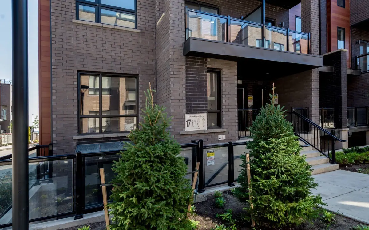 17 Lytham Green Circle CIR #2, Newmarket, ON L3Y 0H4