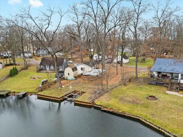 4370 Leroy ST, White Lake Charter Township, MI 48383