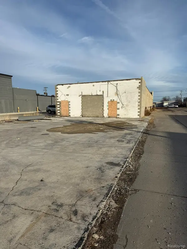 27877 Groesbeck HWY, Roseville, MI 48066