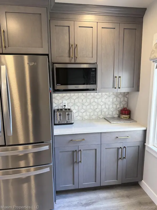 164 Stratford LN, Rochester Hills, MI 48309