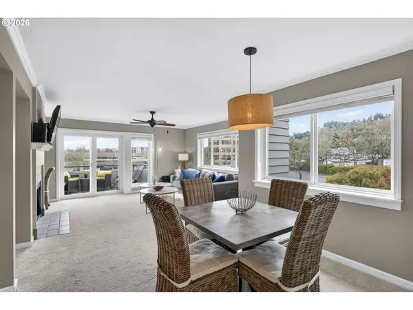 4970 S Landing DR #304, Portland, OR 97239