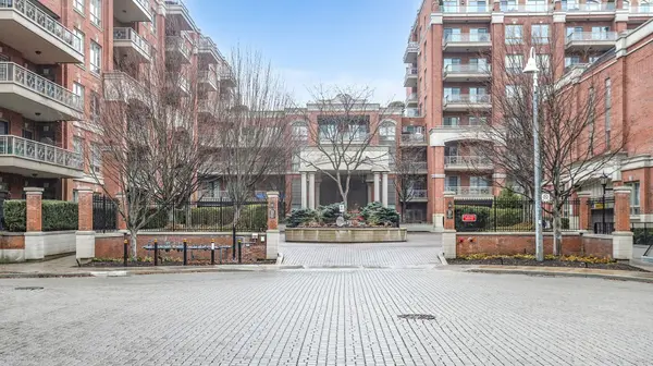 20 Burkebrook PL #322, Toronto C12, ON M4G 0A1