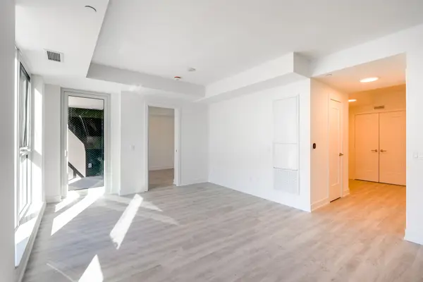 25 Cordova AVE #219, Toronto W08, ON M9A 0E5