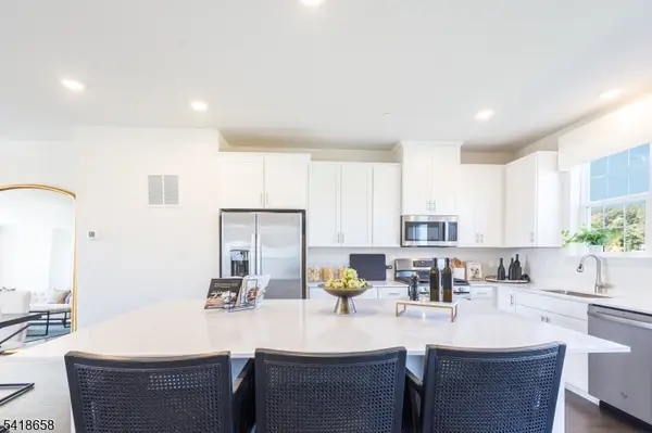 81 Eastwood Ter, East Hanover Twp., NJ 07936