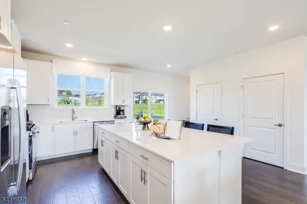 81 Eastwood Ter, East Hanover Twp., NJ 07936