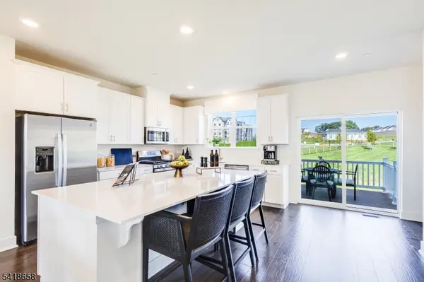 81 Eastwood Ter, East Hanover Twp., NJ 07936