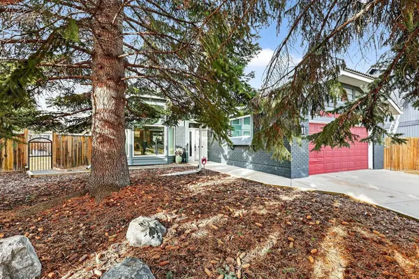 80 Oakmount WAY SW, Calgary, AB T2V 4Y1