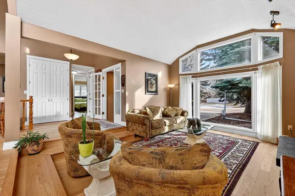 80 Oakmount WAY SW, Calgary, AB T2V 4Y1