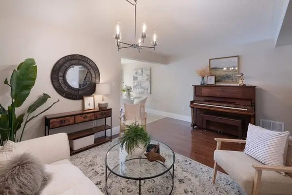 29 Barr CRES, Aurora, ON L4G 0C1