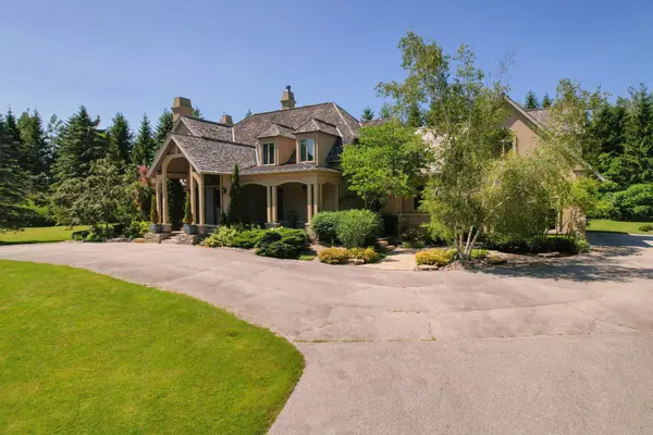 6 Midves CT, Springwater, ON L9X 0P3