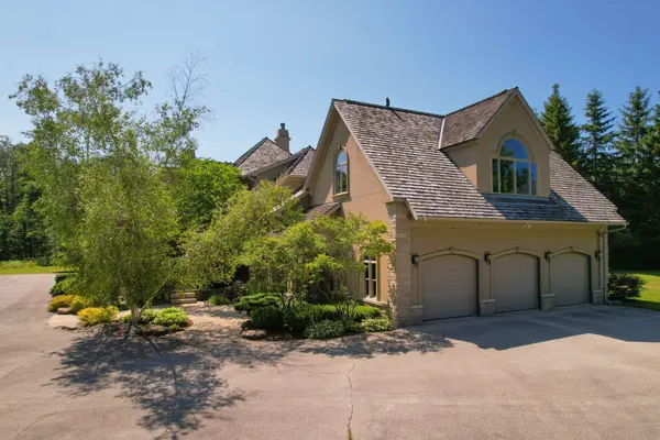 6 Midves CT, Springwater, ON L9X 0P3