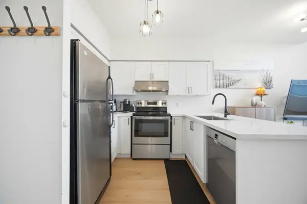 200 Manitoba ST #624, Toronto W06, ON M8Y 3Y9