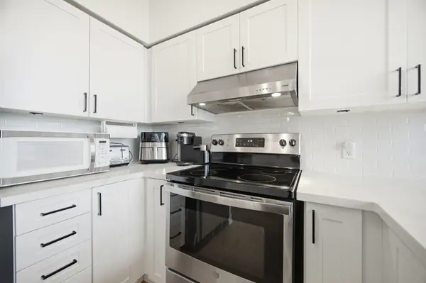 200 Manitoba ST #624, Toronto W06, ON M8Y 3Y9