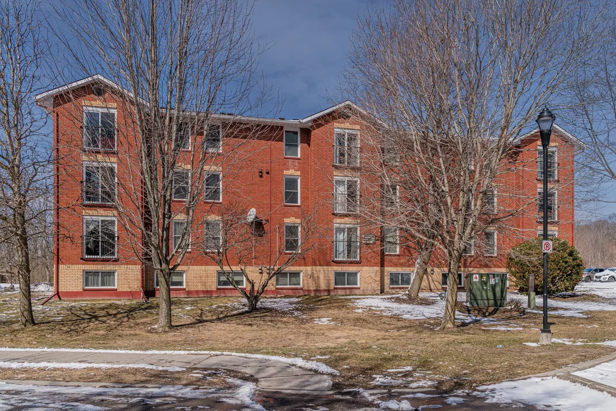 540 Talbot PL #102, Gananoque, ON K7G 3C6