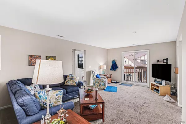 946 Country Club DR, St. Clair Shores, MI 48082