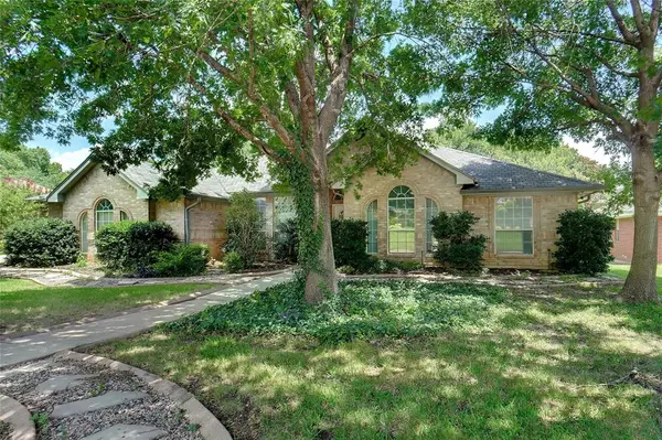 813 Hunters Glen Trail, Fort Worth, TX 76120