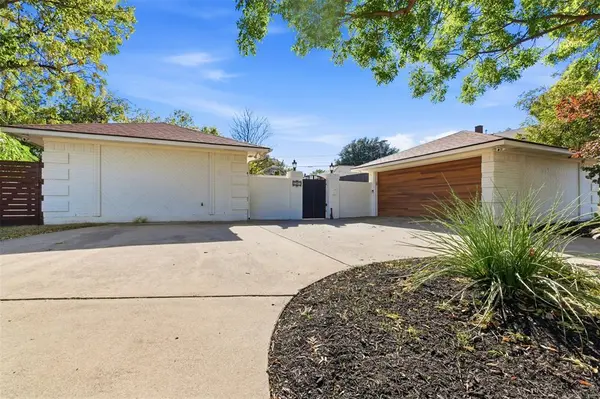 2201 Mistletoe Boulevard, Fort Worth, TX 76110