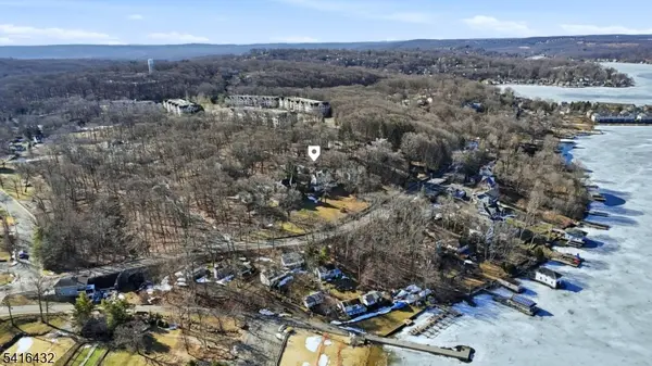 22 Sunset Ter, Mount Arlington Boro, NJ 07856