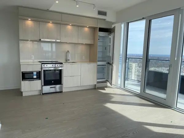 448 Burnhamthorpe RD W #2411, Mississauga, ON L5B 0R4