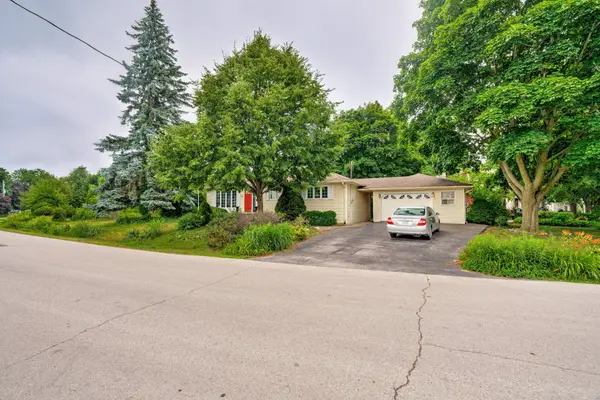 478 Avon CRES, Oakville, ON L6J 2T4