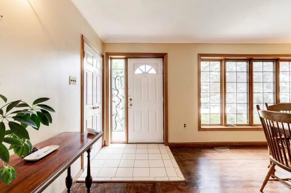 478 Avon CRES, Oakville, ON L6J 2T4