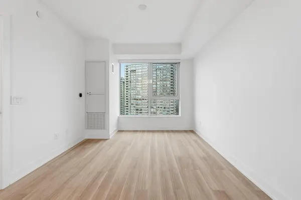 25 Cordova AVE #1302, Toronto W08, ON M9A 0E5