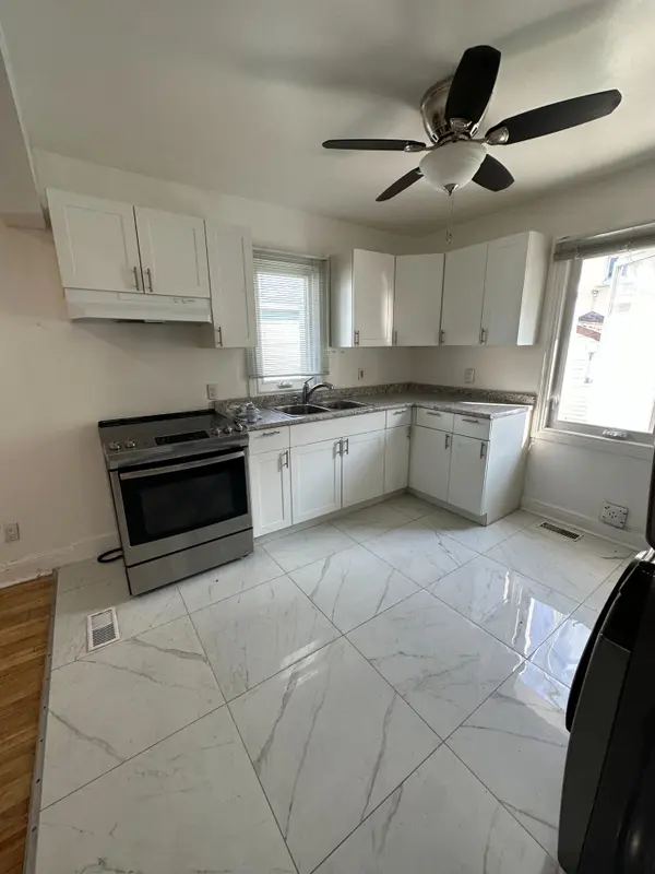 304 Frontenac AVE S #Main, Vanier And Kingsview Park, ON K1L 6K9