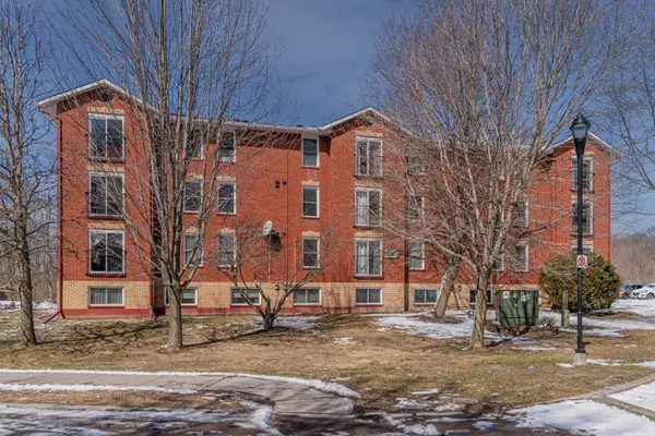 540 Talbot PL #102, Gananoque, ON K7G 3C6