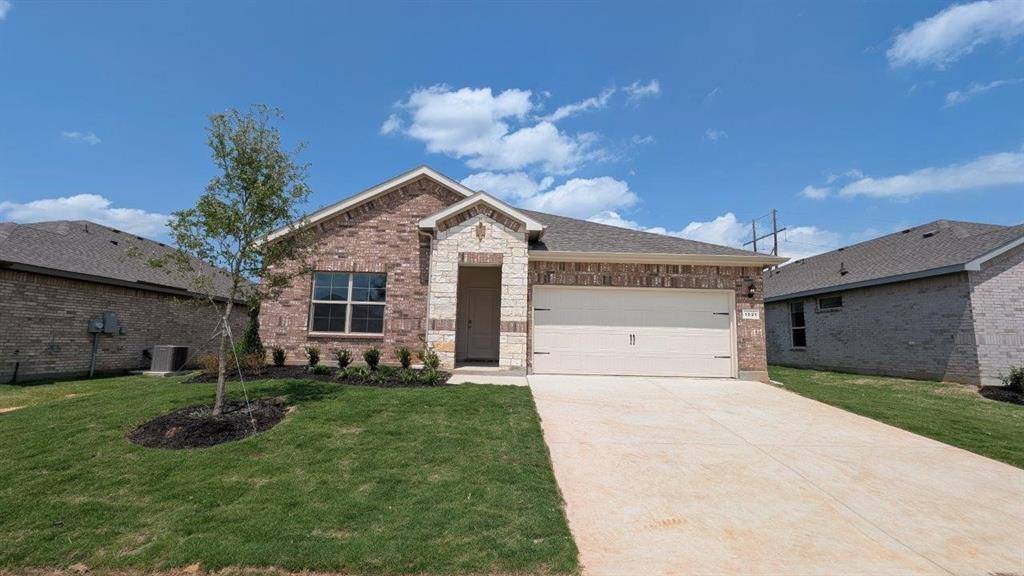 1021 TRACTION Trail, Cleburne, TX 76031