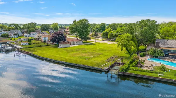 39196 Lakeshore DR, Harrison Charter Township, MI 48045