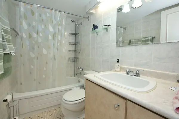 135 Antibes DR #806, Toronto C07, ON M2R 2Z1