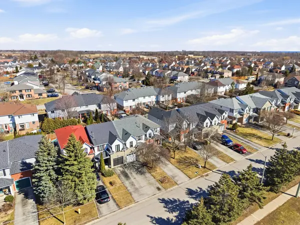 105 Brownstone CRES, Clarington, ON L1E 2Y2