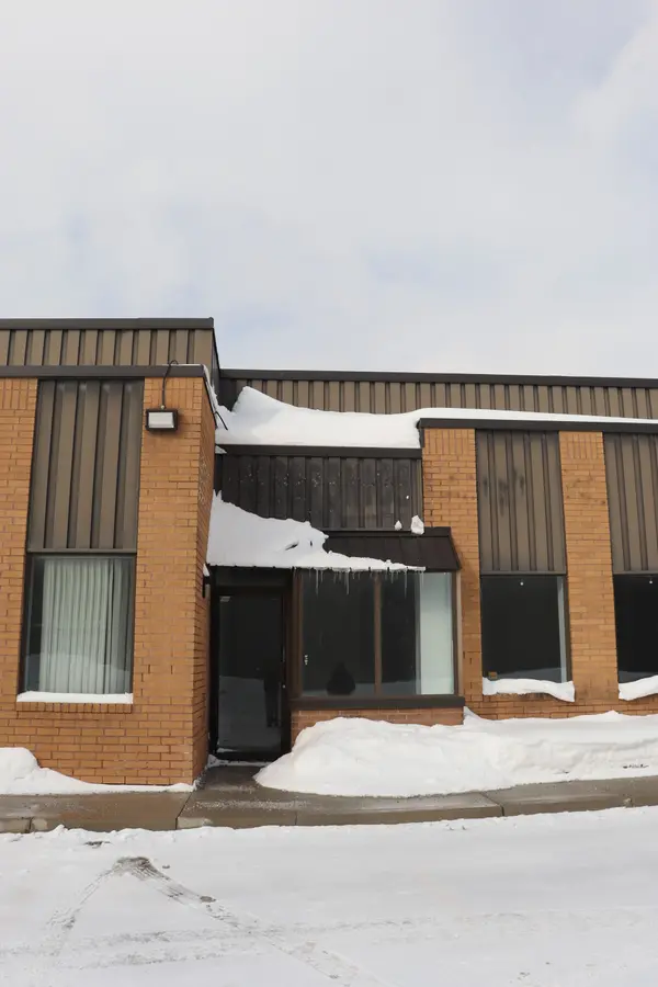 7125 Pacific CIR #9, Mississauga, ON L5T 2A5