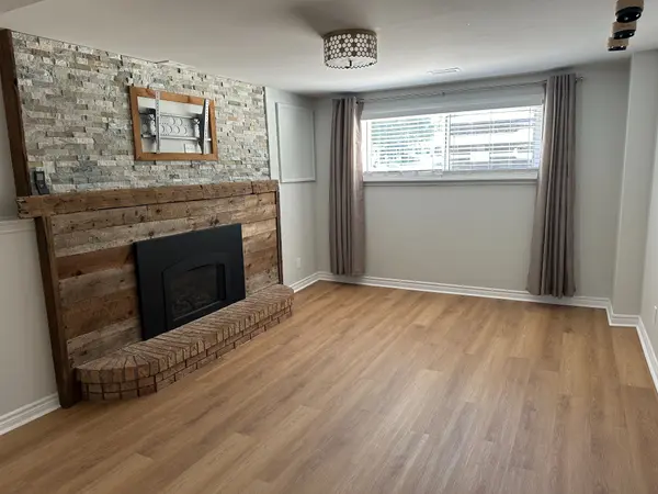 36 Inglewood CT #B, Grimsby, ON L3M 4S2