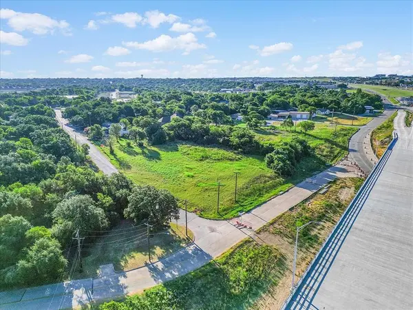 7037 Greenbriar Crescent Street, Lake Worth, TX 76135