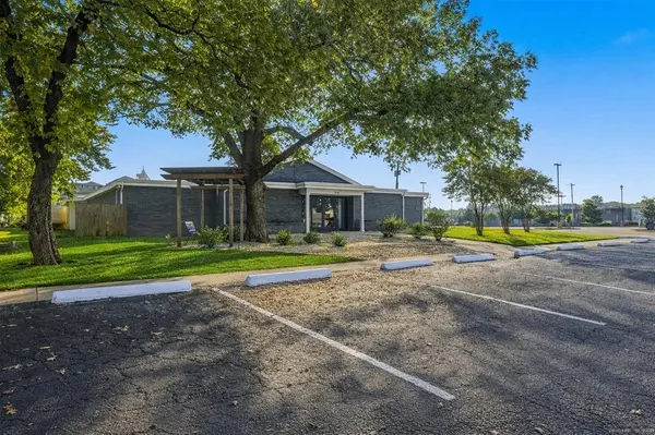 116 N Clark Street, Burleson, TX 76028