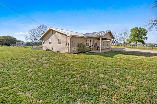 207 N Sand Street, Comanche, TX 76442