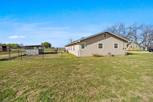 207 N Sand Street, Comanche, TX 76442